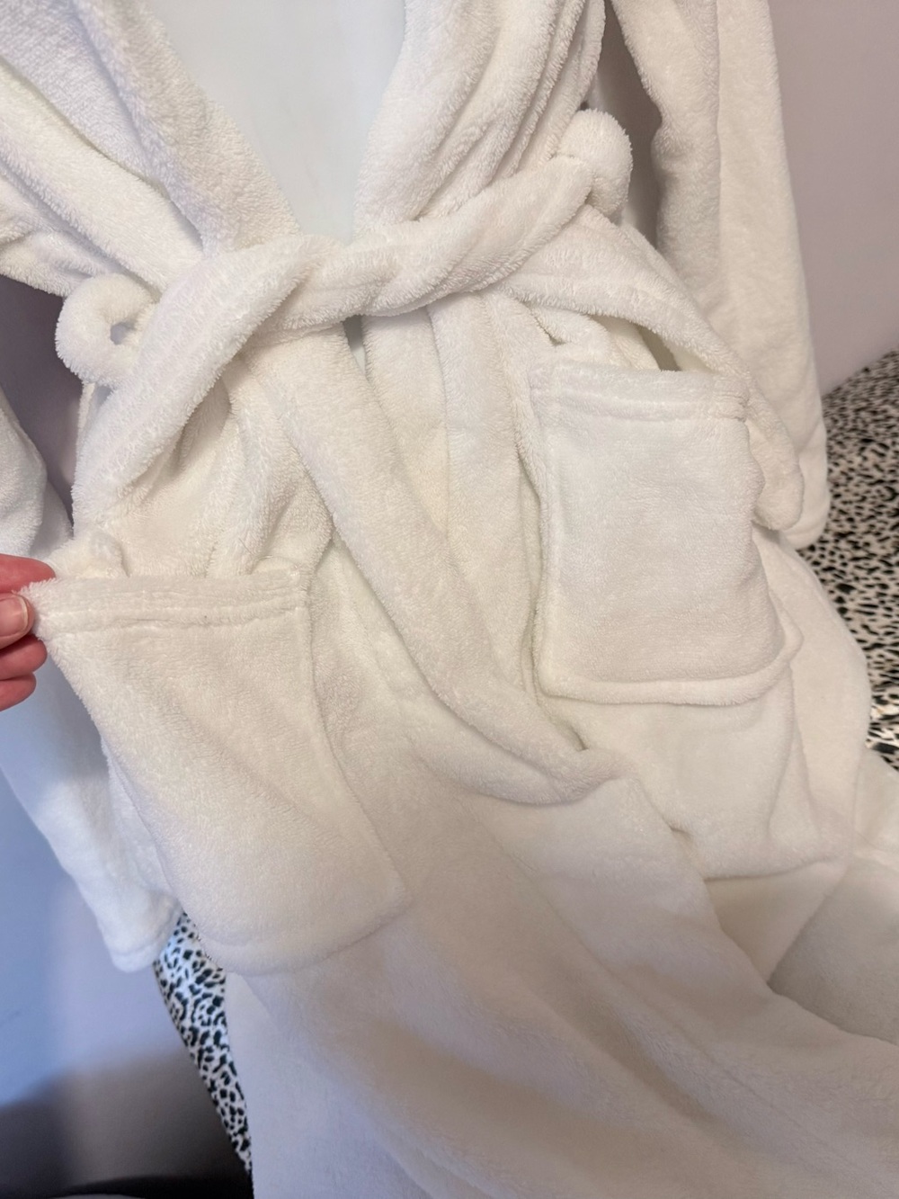 ✨Tri-Coastal Design White Robe✨ - Picture 3 of 6